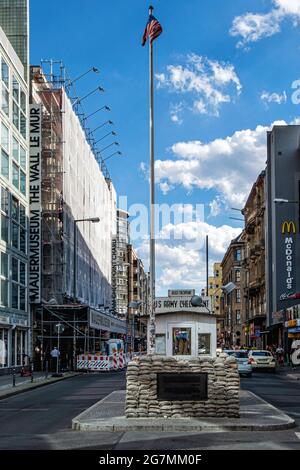 Checkpoint Charlie. GARDE-frontières DE l'ARMÉE AMÉRICAINE au passage de la frontière entre l'est et l'Ouest pendant la Guerre froide, Mitte, Berlin Banque D'Images