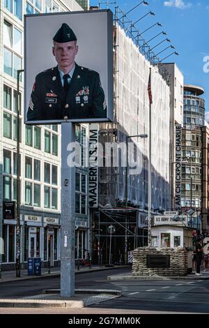 Checkpoint Charlie. GARDE-frontières DE l'ARMÉE AMÉRICAINE au passage de la frontière entre l'est et l'Ouest pendant la Guerre froide, Mitte, Berlin, photo d'un soldat américain Banque D'Images