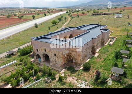 Un caravansérail appartenant à la période Seljuk sur l'autoroute Konya-Beysehir. Kiziloren Caravanserai est situé sur l'ancienne route de la soie. Banque D'Images