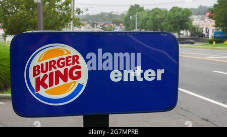 NORWALK, Connecticut, États-Unis - 13 JUILLET 2021 : panneau Burger King près de Post Road Banque D'Images