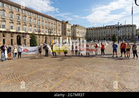 Turin, Italie. 14 juillet 2021. Des représentants d'ONG manifestent contre les accords entre l'Italie et la Libye. Selon Amnesty International en 2020, la Garde côtière libyenne a intercepté plus de 10,000 000 réfugiés et migrants en mer, les renvoyant en Libye, où ils ont été soumis à des disparitions forcées, des détentions arbitraires et indéfinies, des tortures, des travaux forcés et des extorsions. Credit: MLBARIONA/Alamy Live News Banque D'Images