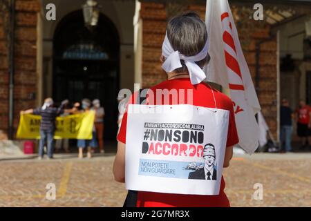 Turin, Italie. 14 juillet 2021. Des représentants d'ONG manifestent contre les accords entre l'Italie et la Libye. Selon Amnesty International en 2020, la Garde côtière libyenne a intercepté plus de 10,000 000 réfugiés et migrants en mer, les renvoyant en Libye, où ils ont été soumis à des disparitions forcées, des détentions arbitraires et indéfinies, des tortures, des travaux forcés et des extorsions. Credit: MLBARIONA/Alamy Live News Banque D'Images