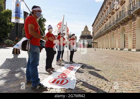 Turin, Italie. 14 juillet 2021. Des représentants d'ONG manifestent contre les accords entre l'Italie et la Libye. Selon Amnesty International en 2020, la Garde côtière libyenne a intercepté plus de 10,000 000 réfugiés et migrants en mer, les renvoyant en Libye, où ils ont été soumis à des disparitions forcées, des détentions arbitraires et indéfinies, des tortures, des travaux forcés et des extorsions. Credit: MLBARIONA/Alamy Live News Banque D'Images