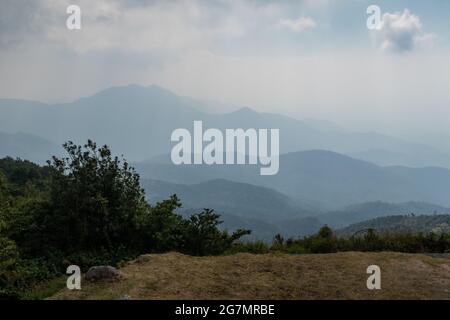 Chaîne de montagnes pittoresques, rayons de lumière qui traversent les nuages Banque D'Images