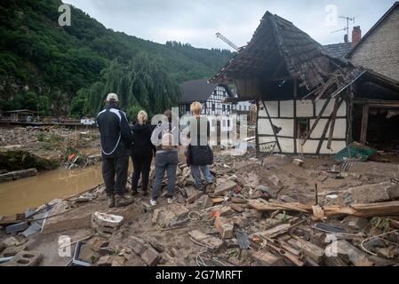 Schuld, Allemagne. 15 juillet 2021. Les gens regardent la destruction dans le village dans le district d'Ahrweiler après la tempête. Au moins six maisons ont été détruites par les inondations. Credit: Harald Tittel/dpa/Alay Live News Banque D'Images