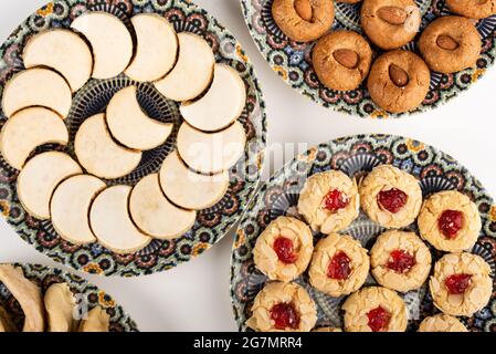 Biscuits traditionnels marocains faits à la main dans une plaque de céramique sur blanc Banque D'Images