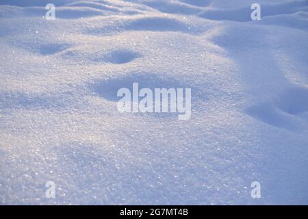 Texture neige blanche et pure. Collines étincelantes de flocons de neige Banque D'Images