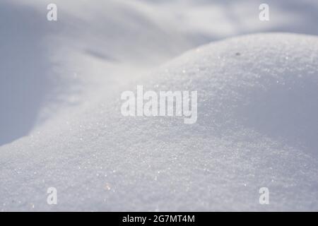 Texture neige blanche et pure. Collines étincelantes de flocons de neige Banque D'Images