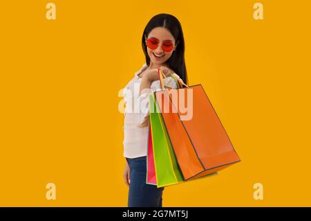 Une jeune femme debout avec des sacs de transport. Banque D'Images