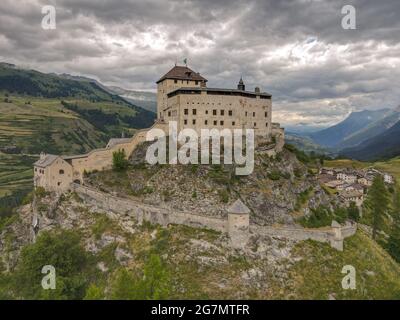 Vue sur le château de Tarasp, sur les alpes suisses Banque D'Images