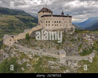 Vue sur le château de Tarasp, sur les alpes suisses Banque D'Images