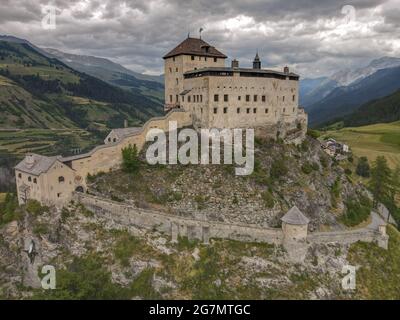 Vue sur le château de Tarasp, sur les alpes suisses Banque D'Images