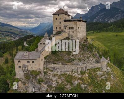 Vue sur le château de Tarasp, sur les alpes suisses Banque D'Images