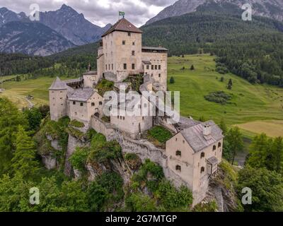 Vue sur le château de Tarasp, sur les alpes suisses Banque D'Images