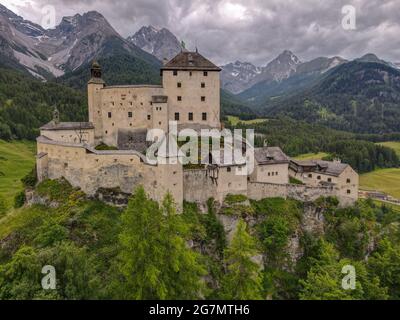 Vue sur le château de Tarasp, sur les alpes suisses Banque D'Images