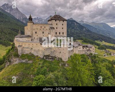 Vue sur le château de Tarasp, sur les alpes suisses Banque D'Images