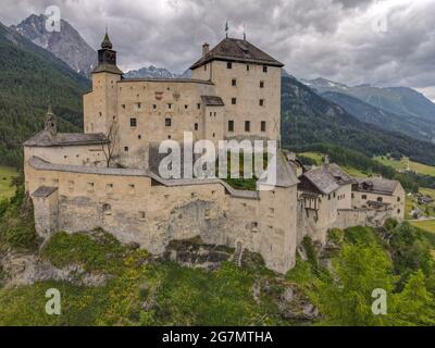 Vue sur le château de Tarasp, sur les alpes suisses Banque D'Images