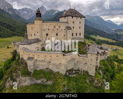 Vue sur le château de Tarasp, sur les alpes suisses Banque D'Images