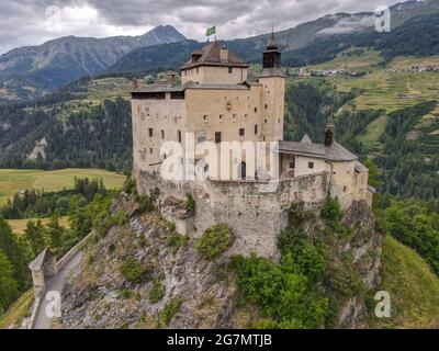 Vue sur le château de Tarasp, sur les alpes suisses Banque D'Images