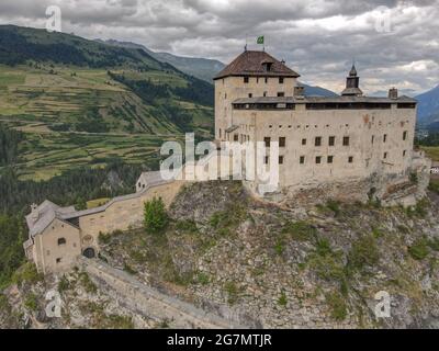 Vue sur le château de Tarasp, sur les alpes suisses Banque D'Images