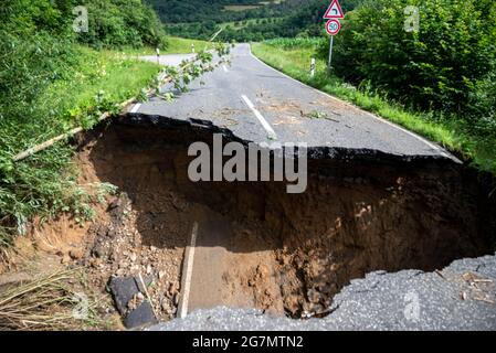 Schuld, Allemagne. 15 juillet 2021. Un morceau de route délavé et cassé entre les communautés d'Insul et Schuld. Au moins six maisons ont été détruites par les inondations de Schuld. Credit: Harald Tittel/dpa/Alay Live News Banque D'Images