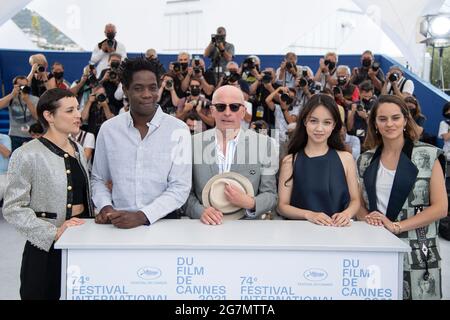 Noemie Merlant, Lucie Zhang, Jacques Audiard, Makita Samba, Jehnny Beth participant au 13ème Photocall de Paris dans le cadre du 74ème Festival International du film de Cannes, France, le 15 juillet 2021. Photo d'Aurore Marechal/ABACAPRESS.COM Banque D'Images