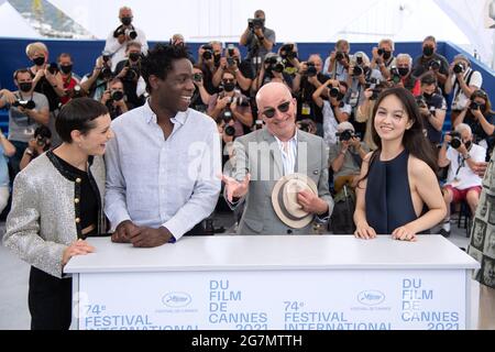 Noemie Merlant, Lucie Zhang, Jacques Audiard, Makita Samba, Jehnny Beth participant au 13ème Photocall de Paris dans le cadre du 74ème Festival International du film de Cannes, France, le 15 juillet 2021. Photo d'Aurore Marechal/ABACAPRESS.COM Banque D'Images