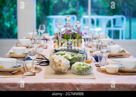 Dîner sukiyaki Premium et de luxe pour une célébration avec des invités VIP spéciaux. Ils ont la matière première, boeuf, porc, poulet, oeuf, tofu, légume, Banque D'Images