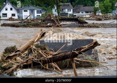 Schuld, Allemagne. 15 juillet 2021. Destruction dans le village du district d'Ahrweiler après la tempête de haute eau. Au moins six maisons ont été détruites par les inondations. Credit: Harald Tittel/dpa/Alay Live News Banque D'Images
