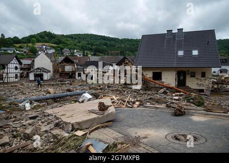 Schuld, Allemagne. 15 juillet 2021. Destruction dans le village du district d'Ahrweiler après la tempête de haute eau. Au moins six maisons ont été détruites par les inondations. Credit: Harald Tittel/dpa/Alay Live News Banque D'Images