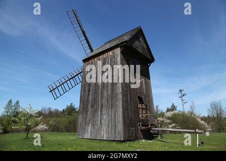 Moulin à vent, Tokarnia en plein air, Świetokrzyskie, Pologne, ancien moulin à vent en bois, grain de broyage, Banque D'Images