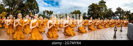 Temple Wat Chak Yai, bouddha d'or et des centaines de moines, à Chanthaburi, Thaïlande, Asie du Sud-est Banque D'Images