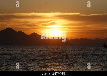 Rio de Janeiro, Rio de Janeiro, Brésil. 15 juillet 2021. (INT) PLAGE DE COPACABANA À RIO DE JANEIRO. Jully 15, 2021, Rio de Janeiro, Brésil: Lever du soleil sur la plage de Copacabana dans le sud de la ville, le jeudi (15) crédit: Jose Lucena/TheNEWS2/ZUMA Wire/Alay Live News Banque D'Images