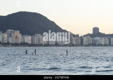 Rio de Janeiro, Rio de Janeiro, Brésil. 15 juillet 2021. (INT) PLAGE DE COPACABANA À RIO DE JANEIRO. Jully 15, 2021, Rio de Janeiro, Brésil: Lever du soleil sur la plage de Copacabana dans le sud de la ville, le jeudi (15) crédit: Jose Lucena/TheNEWS2/ZUMA Wire/Alay Live News Banque D'Images