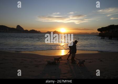 Rio de Janeiro, Rio de Janeiro, Brésil. 15 juillet 2021. (INT) PLAGE DE COPACABANA À RIO DE JANEIRO. Jully 15, 2021, Rio de Janeiro, Brésil: Lever du soleil sur la plage de Copacabana dans le sud de la ville, le jeudi (15) crédit: Jose Lucena/TheNEWS2/ZUMA Wire/Alay Live News Banque D'Images