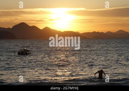 Rio de Janeiro, Rio de Janeiro, Brésil. 15 juillet 2021. (INT) PLAGE DE COPACABANA À RIO DE JANEIRO. Jully 15, 2021, Rio de Janeiro, Brésil: Lever du soleil sur la plage de Copacabana dans le sud de la ville, le jeudi (15) crédit: Jose Lucena/TheNEWS2/ZUMA Wire/Alay Live News Banque D'Images