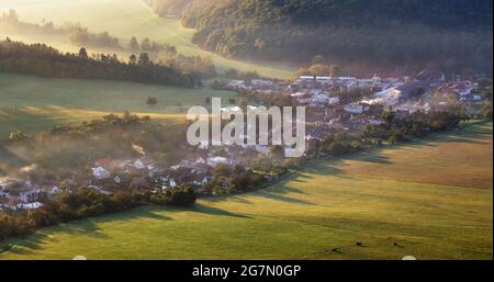 Vue aérienne du village brumeux - Slovaquie Banque D'Images