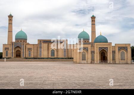 Hazrat Imam mosquée avec Muyi Mubarak bibliothèque en face, Hast Imam Square, tombeau de Hazrati Imam, alias Abu-Bakr Muhammad Kaffal Shashi, Tachkent, ouzbek Banque D'Images