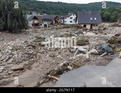 Schuld, Allemagne. 15 juillet 2021. Village en grande partie détruit et inondé dans le district d'Ahrweiler après des pluies massives. Plusieurs personnes ont perdu la vie. Crédit : Boris Roessler/dpa/Alay Live News Banque D'Images