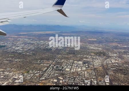 Un avion à réaction arrive pour atterrir au-dessus de la région de Phoenix Skyline en Arizona Banque D'Images