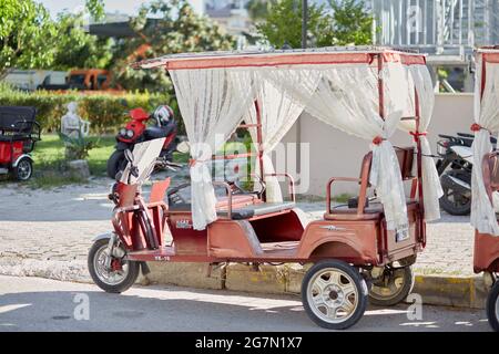 Rickshaw à la décoration moderne sur la route. Concept de voyage. Photo de haute qualité Banque D'Images