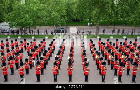 Wellington Barracks, Londres, Royaume-Uni. 15 juillet 2021. Les groupes de la Division Household donnent un aperçu du programme de la comédie musicale militaire spectaculaire, The Sword & the Crown, qui doit avoir lieu le soir du 20/21/22 juillet sur l'historique Horse Guards Parade. L'avant-première prend sur le terrain de parade des casernes de Wellington avec des groupes des Grenadier, Coldstream, Scots, Irish and Welsh Guards et des représentants du corps de Grenadier du 1er Bataillon. Crédit : Malcolm Park/Alay Live News Banque D'Images