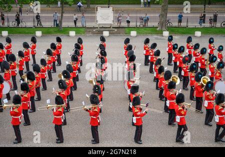 Wellington Barracks, Londres, Royaume-Uni. 15 juillet 2021. Les groupes de la Division Household donnent un aperçu du programme de la comédie musicale militaire spectaculaire, The Sword & the Crown, qui doit avoir lieu le soir du 20/21/22 juillet sur l'historique Horse Guards Parade. L'avant-première prend sur le terrain de parade des casernes de Wellington avec des groupes des Grenadier, Coldstream, Scots, Irish and Welsh Guards et des représentants du corps de Grenadier du 1er Bataillon. Crédit : Malcolm Park/Alay Live News Banque D'Images
