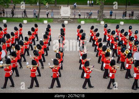 Wellington Barracks, Londres, Royaume-Uni. 15 juillet 2021. Les groupes de la Division Household donnent un aperçu du programme de la comédie musicale militaire spectaculaire, The Sword & the Crown, qui doit avoir lieu le soir du 20/21/22 juillet sur l'historique Horse Guards Parade. L'avant-première prend sur le terrain de parade des casernes de Wellington avec des groupes des Grenadier, Coldstream, Scots, Irish and Welsh Guards et des représentants du corps de Grenadier du 1er Bataillon. Crédit : Malcolm Park/Alay Live News Banque D'Images