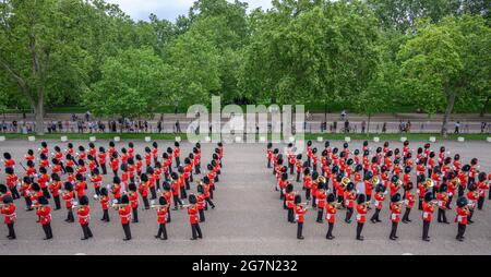 Wellington Barracks, Londres, Royaume-Uni. 15 juillet 2021. Les groupes de la Division Household donnent un aperçu du programme de la comédie musicale militaire spectaculaire, The Sword & the Crown, qui doit avoir lieu le soir du 20/21/22 juillet sur l'historique Horse Guards Parade. L'avant-première prend sur le terrain de parade des casernes de Wellington avec des groupes des Grenadier, Coldstream, Scots, Irish and Welsh Guards et des représentants du corps de Grenadier du 1er Bataillon. Crédit : Malcolm Park/Alay Live News Banque D'Images