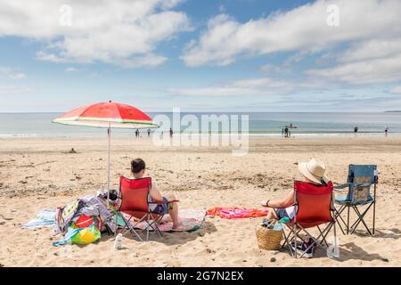 Garrylucas, Cork, Irlande. 15 juillet 2021. Avec des températures atteignant vingt-quatre degrés, les baigneurs de soleil Lynn O'Sullivan et Eleanor Busteed apprécient le beau temps à Garrylucas, Co. Cork, Irlande. - photo; David Creedon / Alamy Live News Banque D'Images