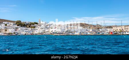 Île de Milos, Port de plaisance d'Adamas panorama, Cyclades Grèce. Maisons traditionnelles en bord de mer, bateaux ancrés au port, mer ondulée, bleu sk Banque D'Images