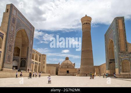 Mir-i Arab Madrassah (L), Mosquée de Kalan (R) et Minaret, complexe po-i-Kalyan, partie du complexe religieux historique de Lyab-i Hauz, Boukhara, Ouzbékistan Banque D'Images