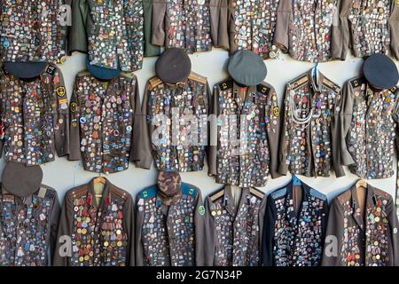 Vestes militaires russes/soviétiques, chapeaux, médailles et insignes, boutique, Boukhara, Ouzbékistan Banque D'Images