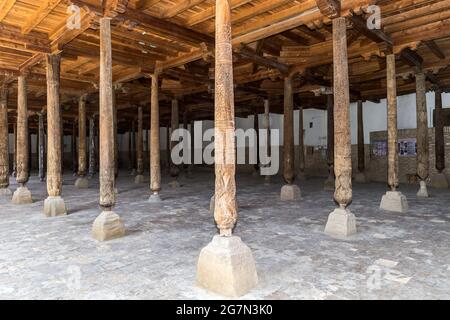 Intérieur de la mosquée Djuma ou vendredi, montrant des piliers sculptés ornés, Khiva, Ouzbékistan Banque D'Images